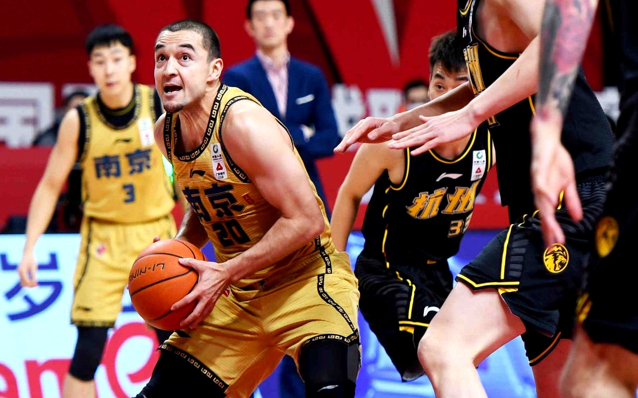 南宫体育-CBA季后赛清晨走向成谜，曼联止住颓势，信心回归，资深球员宣示担当(cba体测17折返跑距离)