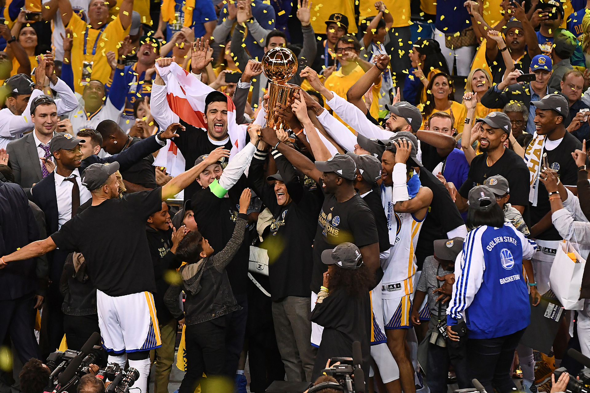 南宫体育-包含杜兰特在塞尔维亚队比赛中高光表现，精彩发挥引发热议！的词条